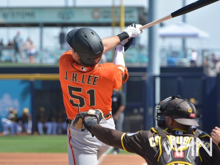 (이정후가 2026 메이저리그 스프링캠프 경기에서 호쾌한 스윙을 보여주고 있다)