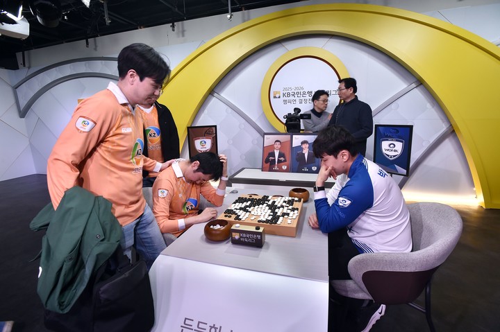 최종국 종료 후 복기하는 동안 한태희 9단(왼쪽)이 침통해하고 있다.(사진 한국기원 제공)