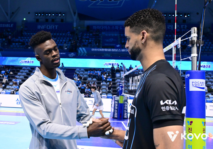 현대캐피탈 레오(우측)와 인사를 나누는 대한항공 마쏘