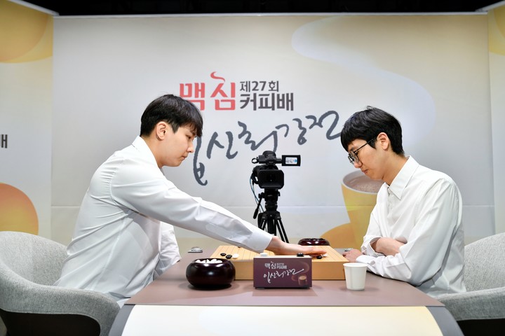 맥심커피배 결승 3국에서 변상일 9단(오른쪽)과 박정환 9단이 대국을 벌이고 있다.(사진 한국기원 제공)