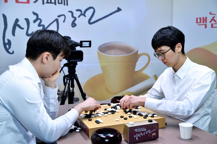 변상일 9단(오른쪽)과 박정환 9단이 승부를 끝낸 후 복기를 하고 있다.(사진 한국기원 제공)