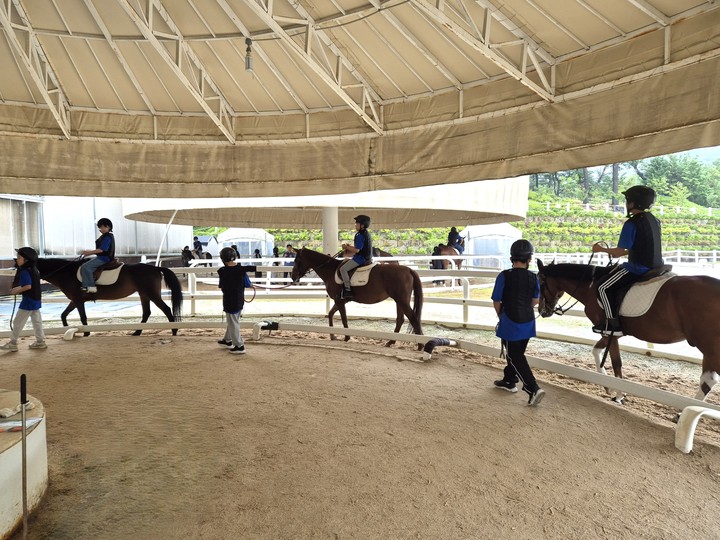 어린이들이 마농문화체험 중 승마체험을 하고 있다.(사진 한국마사회 제공)