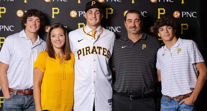 (코너 그리핀(중앙)과 그의 가족들)