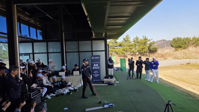 제3회 아이브리지닷컴 프로 팬클럽 대항전이 8일 전북 군산의 군산CC에서 열렸다. 선수들의 샷 대결 이벤트에서는 허인회가 우승을 차지했다.