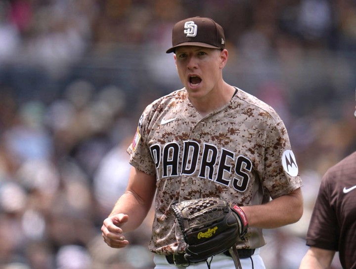 (피베타가 이날 경기 4회 때 오른쪽 팔꿈치 문제로 마운드에서 내려가고 있다)