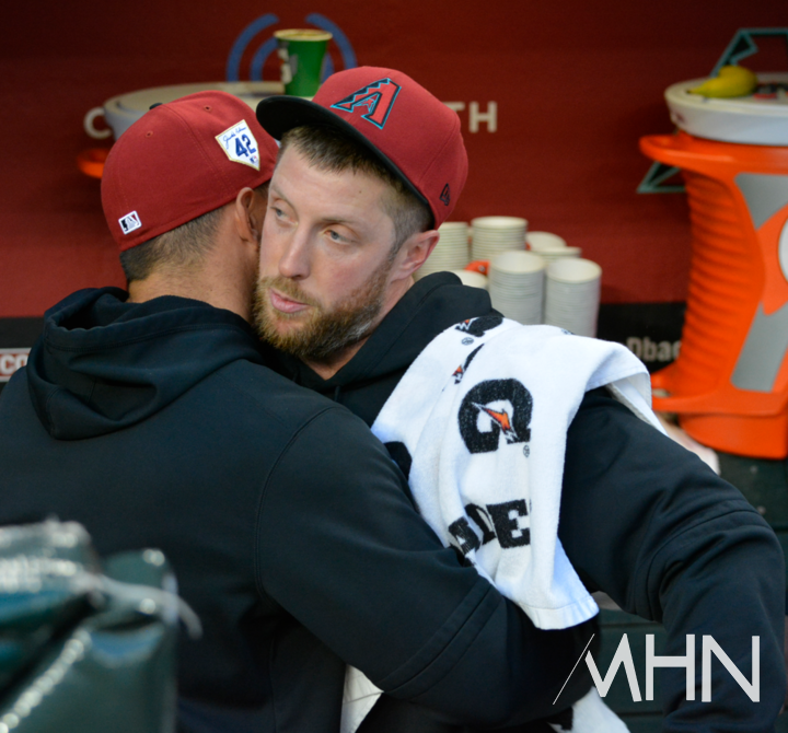 (켈리가 더그아웃에서 동료들과 허그를 하며 선발출격 준비를 하고 있다)