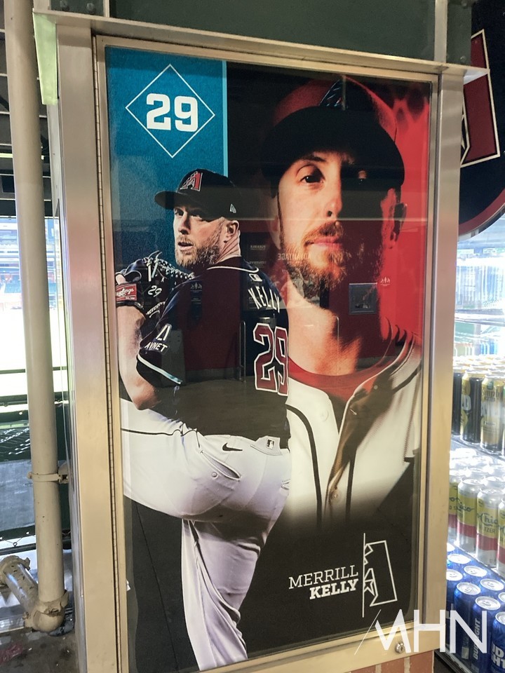 (애리조나 홈구장 '체이스필드' 내에 걸려 있는 대형 켈리 사진)