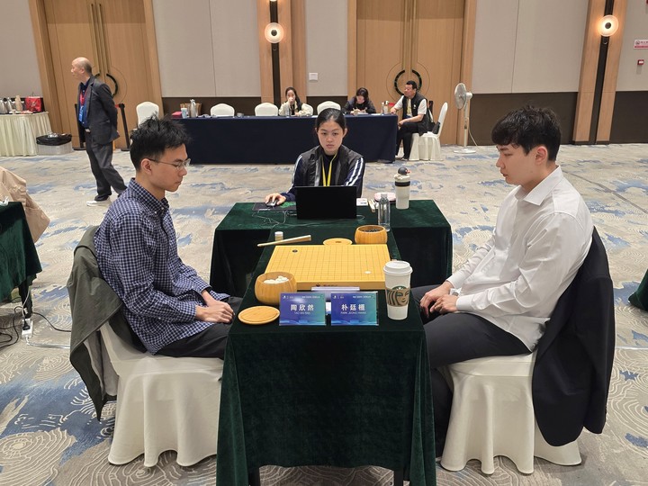 박정환 9단(오른쪽)과 타오신란 9단이 대국하고 있다.(사진 한국기원 제공)