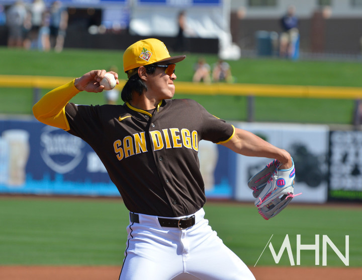 (송성문이 메이저리그 스프링캠프 경기에서 3루 수비를 하고 있다)