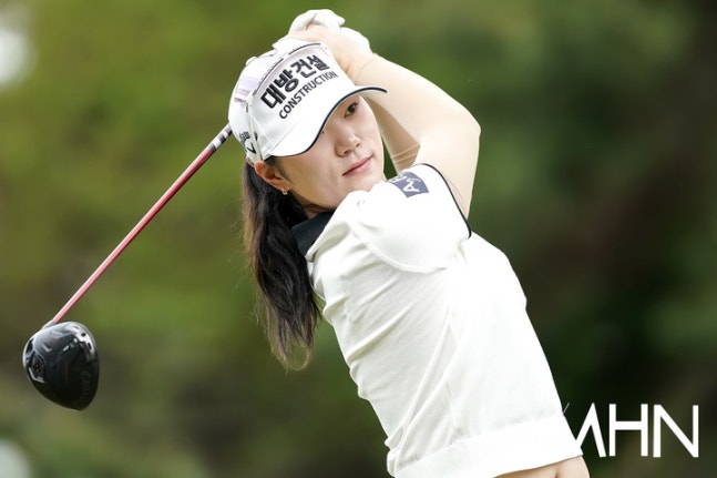 김민선이 19일 열린 넥센 세인트나인 마스터즈 최종 3라운드에서 샷을 하고 있다.