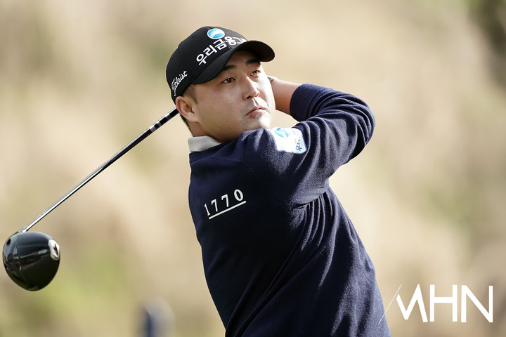 이태훈이 23일 열린 KPGA 투어 우리금융 챔피언십 1라운드에서 샷을 하고 있다.