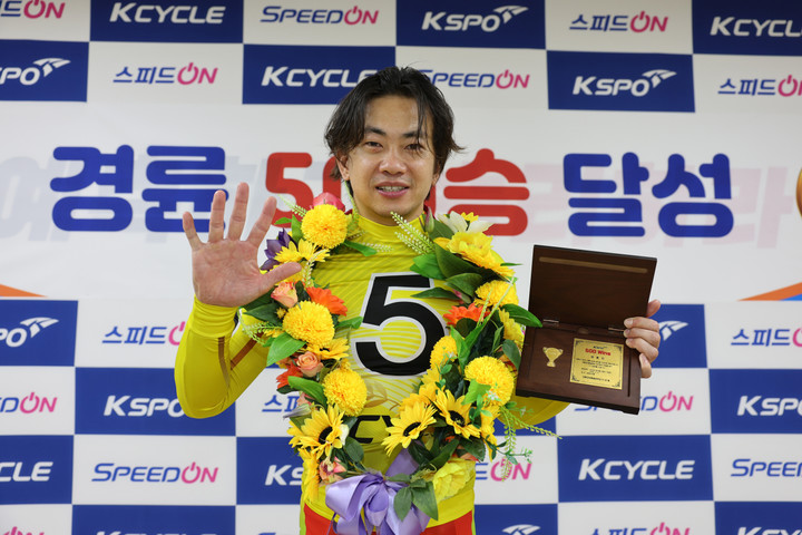 지난해 최단기 500승 달성 기념 행사에서의 정종진.(사진 국민체육진흥공단 제공)