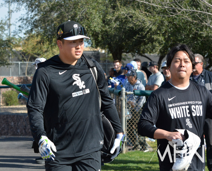 (무라카미(왼쪽)가 자신의 통역과 함께 지난 스프링캠프에서 훈련을 하기 위해 이동하고 있다)