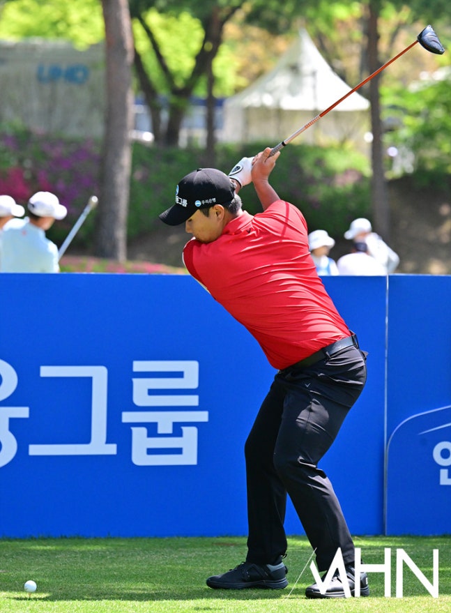 문동현이 25일 열린 KPGA 투어 우리금융 챔피언십 3라운드에서 샷을 하고 있다.