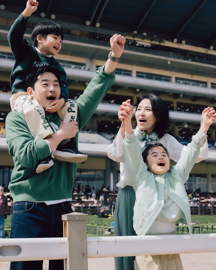 드레스코드에 맞춰 입고 경마를 관람하고 있는 가족.(사진 한국마사회 제공)