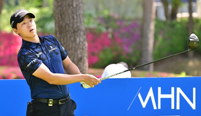 최찬이 26일 열린 KPGA 투어 우리금융 챔피언십 최종라운드에서 샷을 하고 있다.