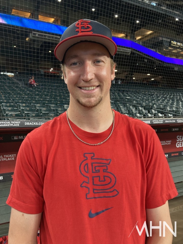 (세인트루이스 시절의 페디가 MHN과 인터뷰 후 사진촬영을 하고 있다)