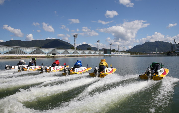 미사리경정장에서 선수들이 계류장에서 벗어나고 있다.(사진 국민체육진흥공단 제공)