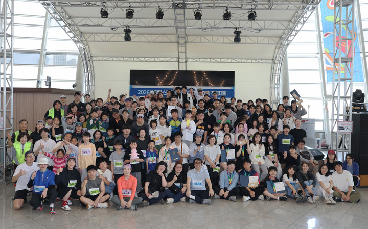 광명스피돔 인도어 오리엔티어링 대회 참가자들이 기념사진을 찍고 있다.(사진 국민체육진흥공단 제공)