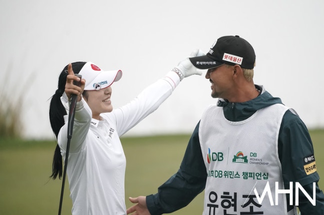 유현조가 3일 열린 KLPGA 투어 DB 위민스 챔피언십 최종라운드에서 우승을 확정한 후 장서원 캐디와 기뻐하고 있다.