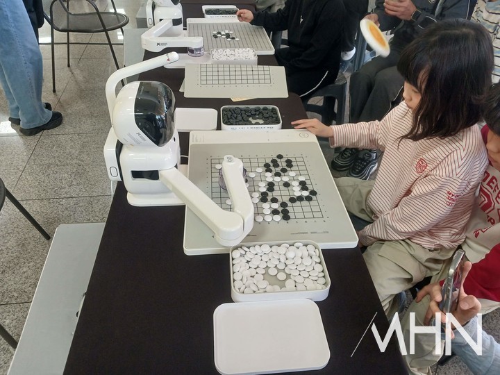 어린이들이 인공지능과 승부를 겨루고 있다.(사진 MHN 엄민용 선임기자)