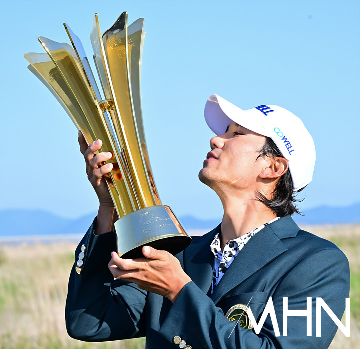 오승택이 10일 끝난 KPGA 파운더스컵에서 우승을 차지한 후 트로피를 들고 포즈를 취하고 있다.