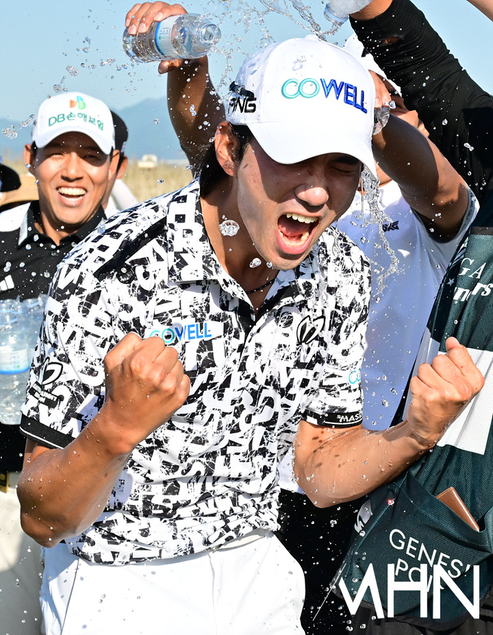 오승택이 10일 끝난 KPGA 파운더스컵에서 우승을 차지한 후 동료들의 축하 물세례를 받으며 환호하고 있다.