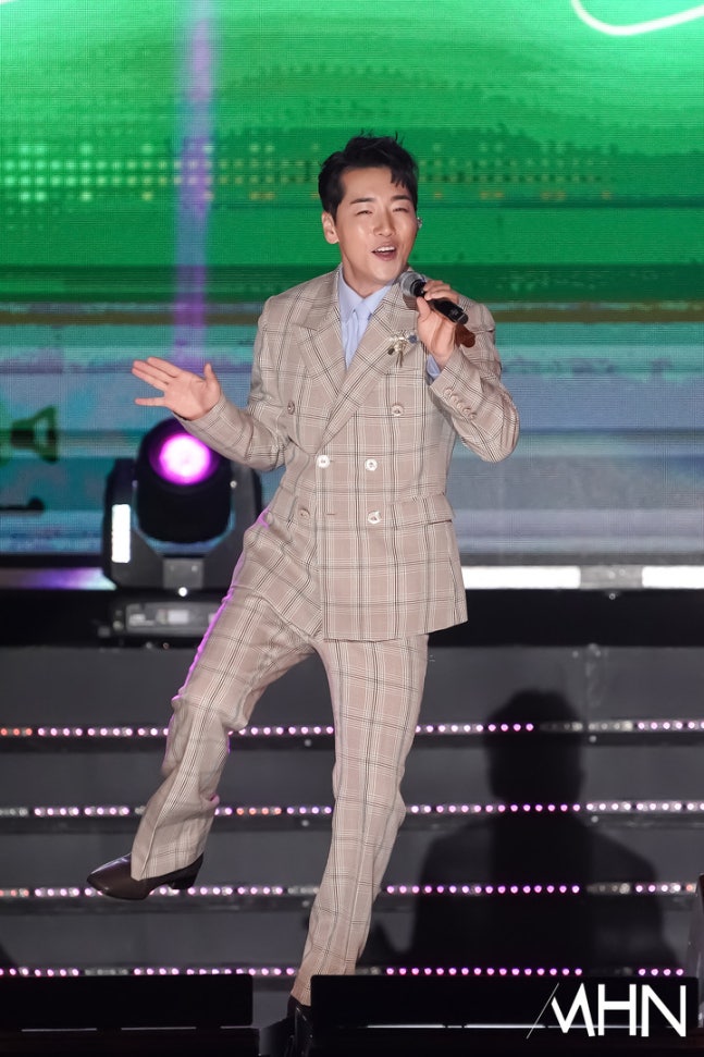 지난해 5월 열린 서원밸리 그린콘서트에서 가수 박군이 공연을 하고 있다.