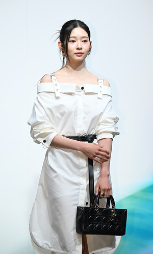 [포토] 김민주 '우아한 하트'