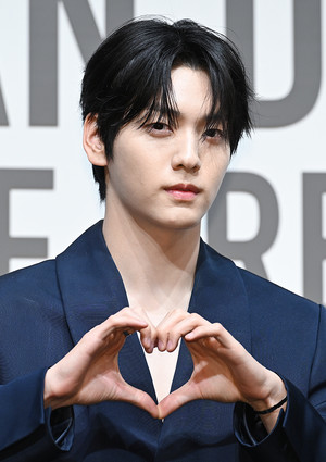 [포토] 투모로우바이투게더 수빈 '심쿵 하트'