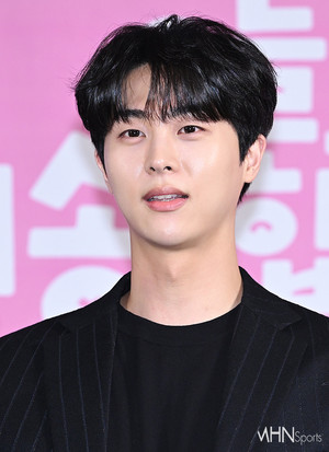 日 여배우와 '양다리 불륜설' 휘말린...김무준, 누구?