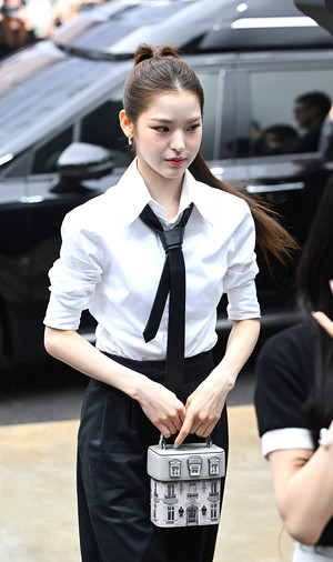 [포토] 이즈나 마이 '새초롬 토끼'
