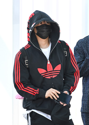 [포토] 스트레이 키즈 창빈 '후디 쓰고 출국'