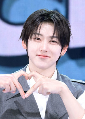 [포토] 킥플립 계훈 '하트 받아'