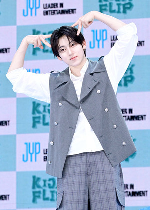 [포토] 킥플립 계훈 '냥프리즈'