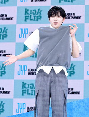 [포토] 킥플립 아마루 '역동적 프리즈'