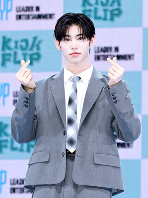 [포토] 킥플립 민제 '훈훈한 하트'