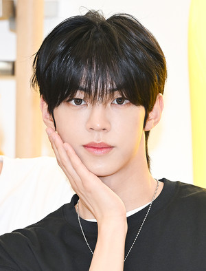 [포토] 투어스 도훈 '청순꽃'