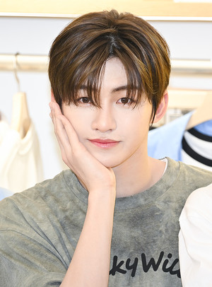 [포토] 투어스 지훈 '아침을 밝히는 미모'