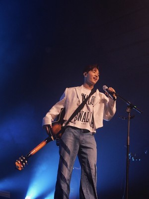 헨리, 영국서 열린 'SXSW London' 오프닝 무대 장식... 강렬한 에너지