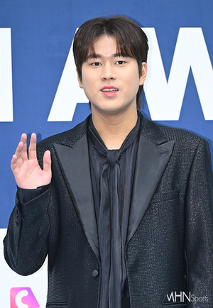 이무진, 갑질로 무대 중단당했다...소속사 "부적절 언행 매우 유감, 강경 대응" [전문]