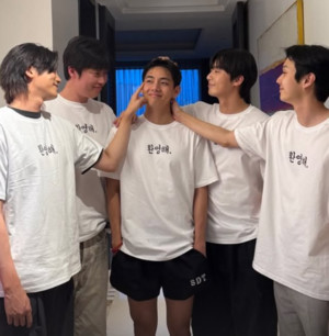 'BTS 뷔 전역'에 박서준-최우식 등 '우가팸' 모였다..."우리 아직 OO 맞아"