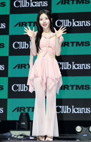 아르테미스 희진, 쇼케이스 현지 타오르는 자체 발광 미모! '클럽 이카루스' 컴백 응원 쏟아져