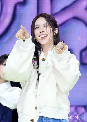 아일릿 윤아, '럭키걸 신드롬' 시구..."선수분들에게 보탬이 됐으면"