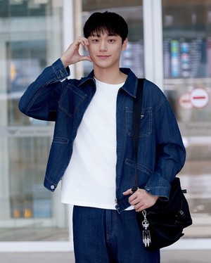 이도현, '청청패션'으로 공항 반짝...설렘 유발 비주얼