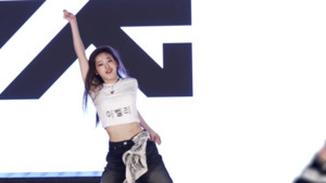 "춤선이 예술" YG 이벨리X찬야, 퍼포먼스 영상 공개에 반응 쏟아졌다