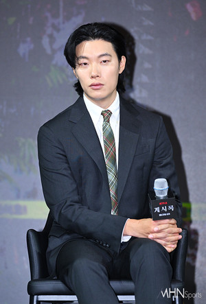 류준열, 송혜교-유아인과 '한솥밥' 먹는다...UAA와 전속계약