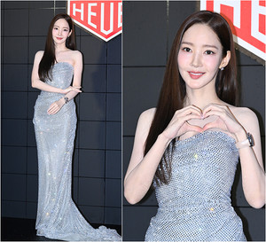 박민영, 밤 하늘 별? 미모가 필살기네...'반짝이는 실버 미모로 빛을 발하다'
