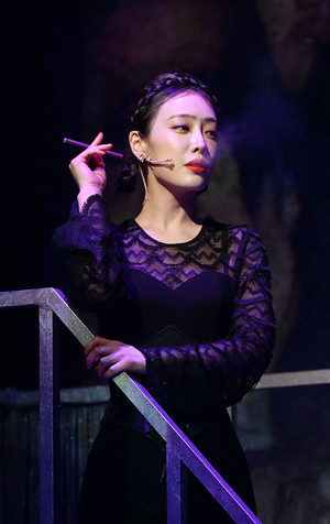[포토] 김히어라 '흡연 연기'