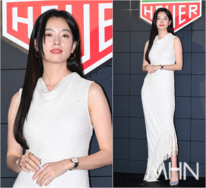 Han Hyo-joo Marks 20th Anniversary With Timeless Beauty and Impeccable Elegance